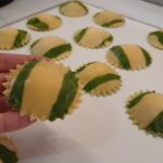 ravioli colorati con spinaci lessi
