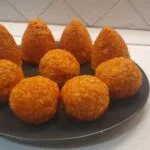 piatto di arancini siciliani e arancine palermitane