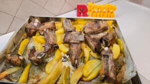 Costine di maiale e patate dorate appena sfornate