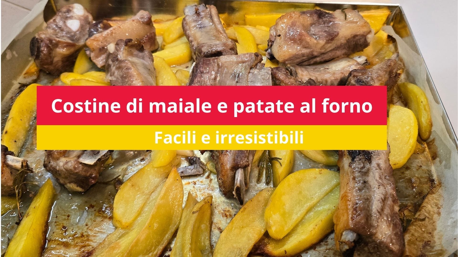 Costine di maiale e patate al forno pronte da servire