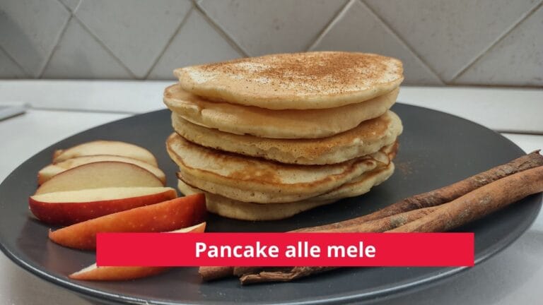 Pancake alle mele e cannella impilati con sciroppo