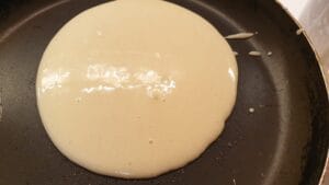 Pancake alle mele in cottura nella padella