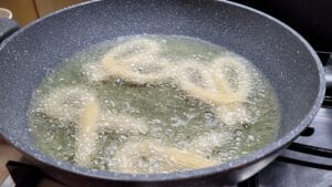 Scauratelle in frittura nell'olio caldo