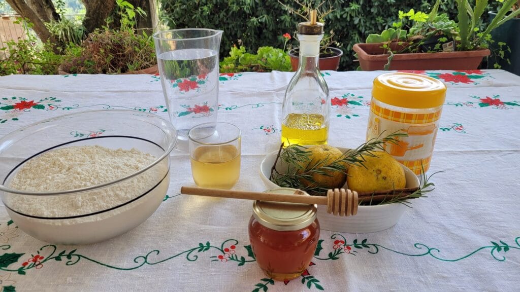 Ingredienti delle scauratelle: farina, arance, cannella, rosmarino e miele