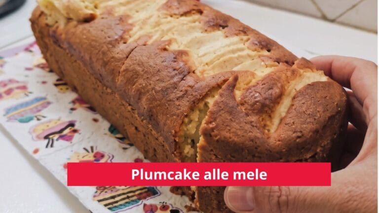 Plumcake alle mele appena sfornato, a fette, su un tagliere