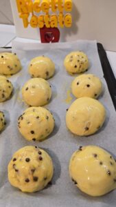 Pangoccioli crudi in teglia pronti per la seconda lievitazione