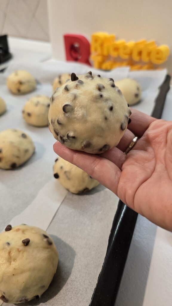 Pallina di impasto dei pangoccioli prima della cottura