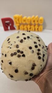 Impasto dei pangoccioli con le gocce di cioccolato